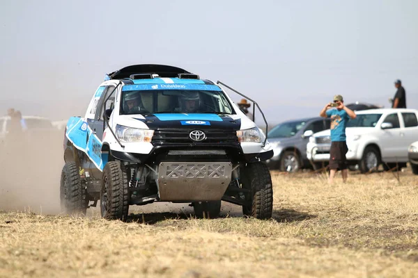 Velocidade branca e azul Toyota Hilux twin cab rally car front vi — Fotografia de Stock