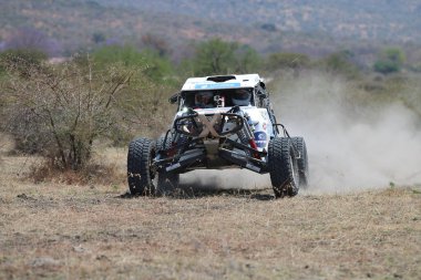 Önden Görünüm yakın çekim beyaz Zarco ralli araba yarış