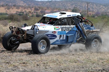 Yan görünümü yakın çekim beyaz Zarco ralli araba yarış