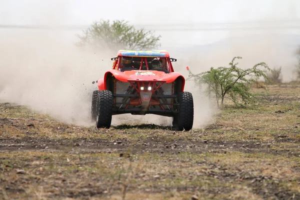 Vista frontal de cerca de Racing Orange Bat rally car — Foto de Stock