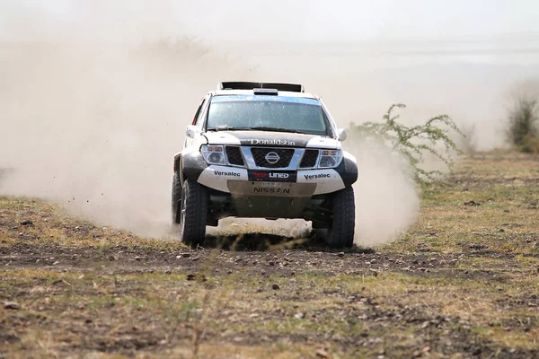 Vue de face gros plan de Racing noir et blanc Nissan Navara rall — Photo