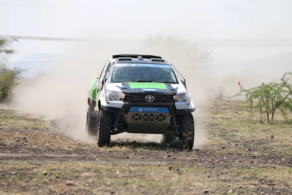 Önden Görünüm yakın çekim yeşil ve Beyaz Toyota Hilux çift yarış — Stok fotoğraf