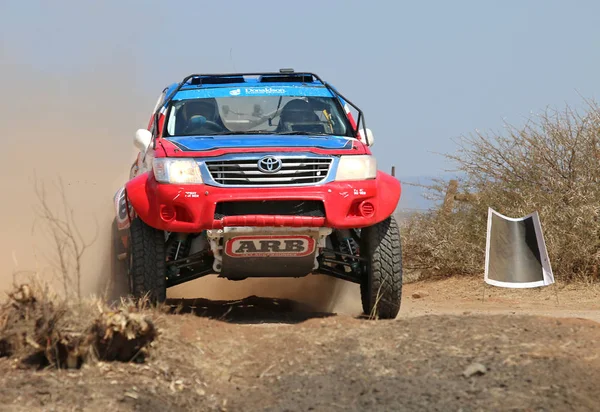 Vista frontal primer plano de rojo y azul Toyota Hilux solo cabina rall —  Fotos de Stock