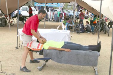 Mathaithai bitiş çizgisinde, bisikletçi yardımcı chiropractor 