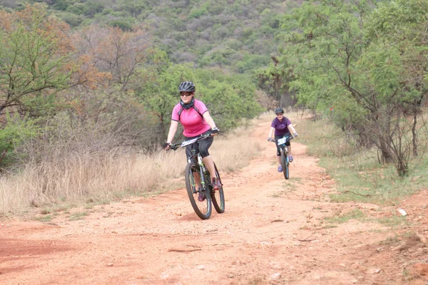 一名中年妇女在户外享受骑在山地自行车赛 — 图库照片