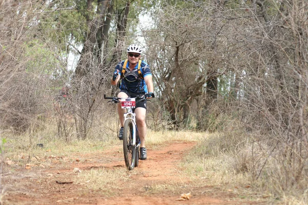 Mann mittleren Alters genießt Fahrt im Freien bei Mountainbike-Rennen — Stockfoto