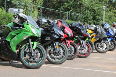 Yıllık kitle Ride, renkli park edilmiş motosiklet