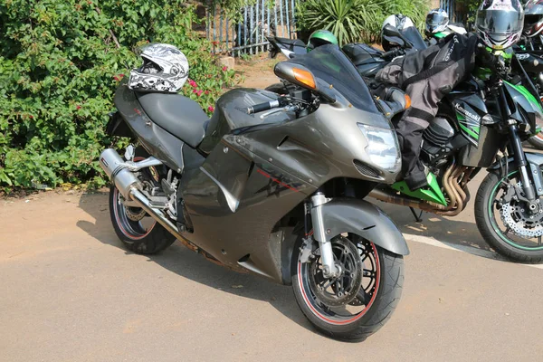 Moto grande estacionado Honda Superblackbird 1100cc — Foto de Stock