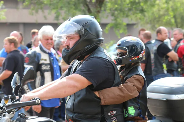 Padre e bambino in moto alla corsa annuale di massa — Foto Stock