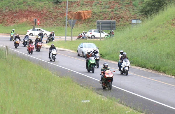 Longa fila de motos que viajam para a auto-estrada na rampa — Fotografia de Stock