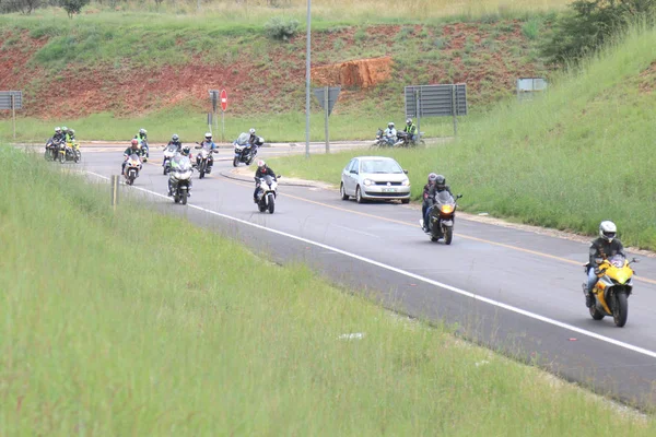 Lunga fila di moto che viaggiano sulla rampa dell'autostrada — Foto Stock