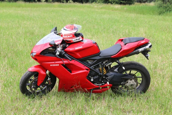 Estacionado rojo Ducati 1198 moto sobre hierba verde — Foto de Stock