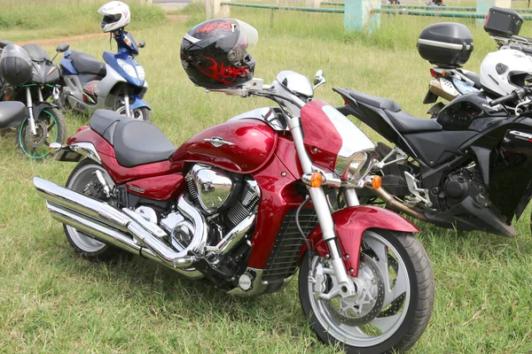 Estacionado rojo Suzuki Boulevard M109R moto sobre hierba verde — Foto de Stock