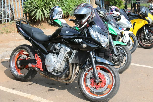 Motocicletas estacionadas en Yearly Mass Ride con Black Suzuki Racing — Foto de Stock