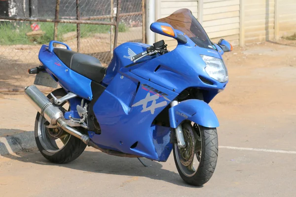 在每年的大众骑停泊大型蓝色本田摩托车 — 图库照片