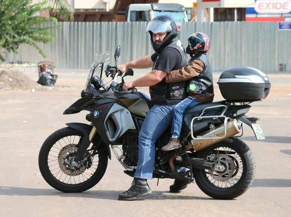 Padre y niño pequeño en moto BMW — Foto de Stock
