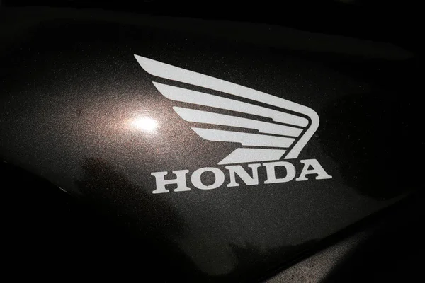 Badge van Honda motorfiets op jaarlijkse massa rit — Stockfoto