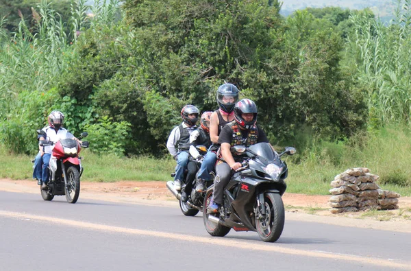 Moto che viaggiano per le strade della città alla corsa annuale di massa — Foto Stock