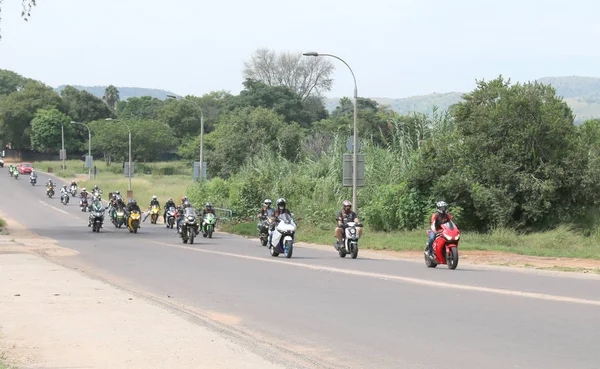Longa linha de motos que viajam pelas ruas da cidade — Fotografia de Stock