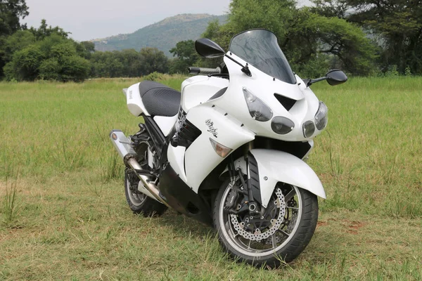 停泊大型金属绿色川崎 Zx14 / 忍者 Zx-14 1441 cc mot — 图库照片