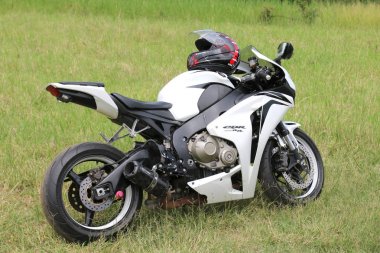 Yeşil çimenlerin üzerinde park edilmiş beyaz Honda Cbr1000rr motosiklet