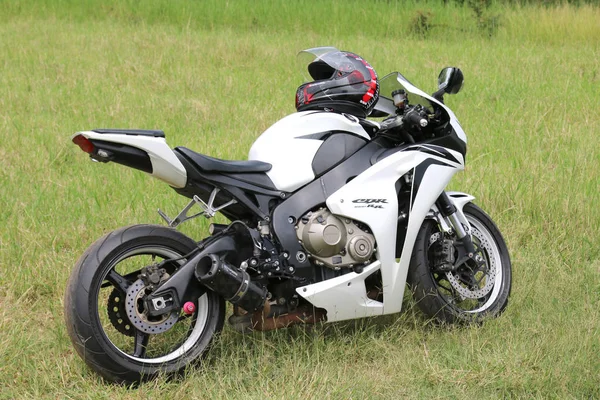 Moto Honda CBR1000RR blanche garée sur herbe verte — Photo