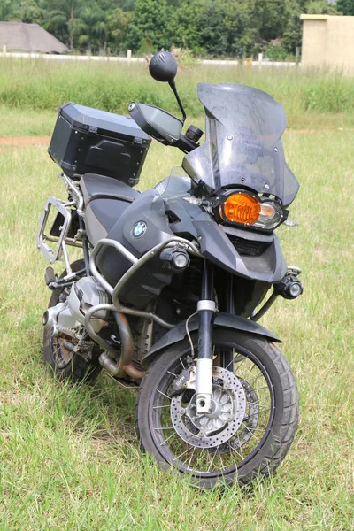 緑の芝生に大きな黒い Bmw バイクを駐車 — ストック写真