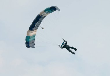 Parlak renkli açık paraşüt içinde kayma ile erkek sky diver 