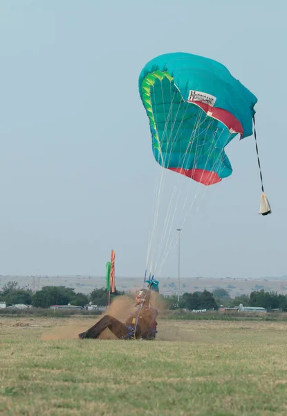 Skydiver fazendo uma aterrissagem difícil com paraquedas abertos . — Fotografia de Stock