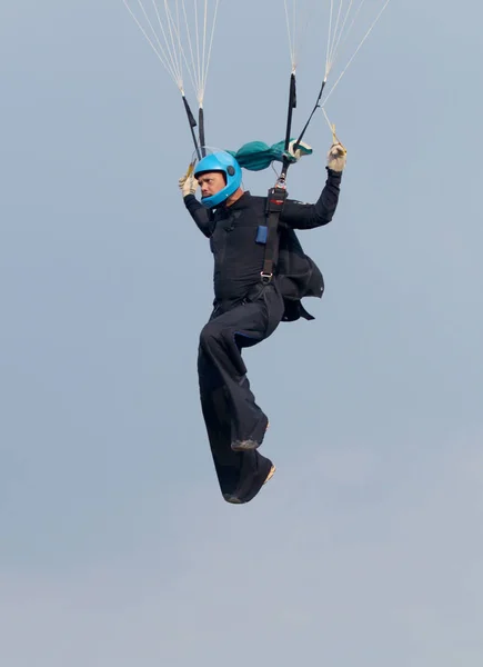 Paracaidista colgando del paracaídas enfocando y apuntando a la perfección — Foto de Stock