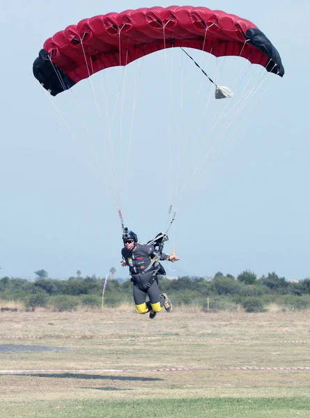 Homem pára-quedista chegando para aterrissagem rápida extra na grama com ope — Fotografia de Stock