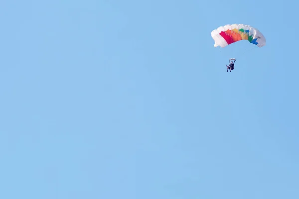 Sky subacqueo con paracadute aperto dai colori vivaci - area di testo ava — Foto Stock