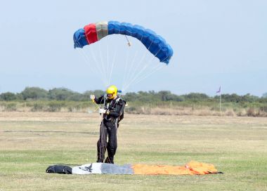 İndi skydiver o ekstra küçük oluk (diğer var gibi görünüyor 