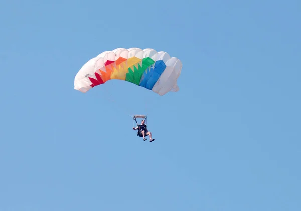 男性的天空潜水员与鲜艳的降落伞打开准备 f — 图库照片