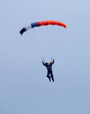 Parlak renkli açık paraşüt içinde kayma ile erkek sky diver 