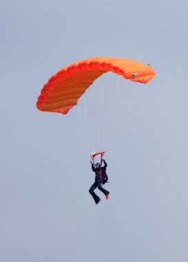Parlak renkli açık paraşüt içinde kayma ile erkek sky diver 