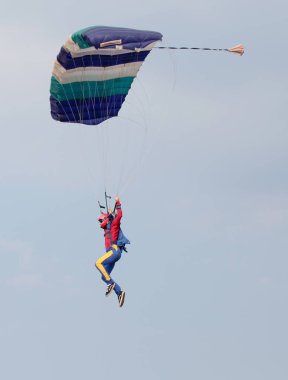 Parlak renkli açık paraşüt içinde kayma ile erkek sky diver 
