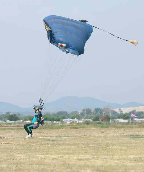 Manliga fallskärmshoppare kommer in för snabb landning på gräs (landning Seri — Stockfoto