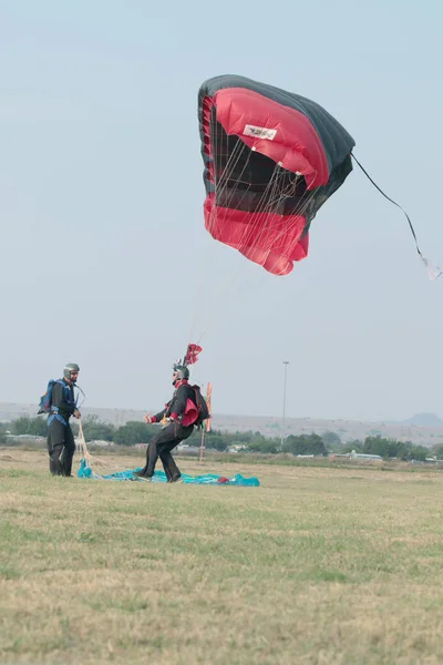 Skydiver aterrissando ao lado de outro com paraquedas abertos . — Fotografia de Stock