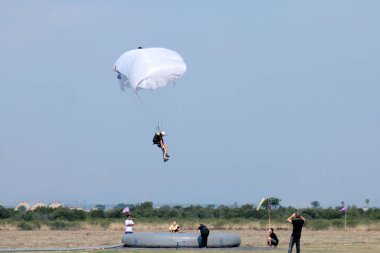Jumper klasik doğruluk lan performans beyaz açık paraşüt ile