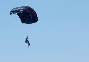 Jumper siyah açık paraşüt - metin alanı ile