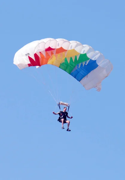 Erkek sky diver parlak renkli açık paraşüt f hazırlanması ile — Stok fotoğraf