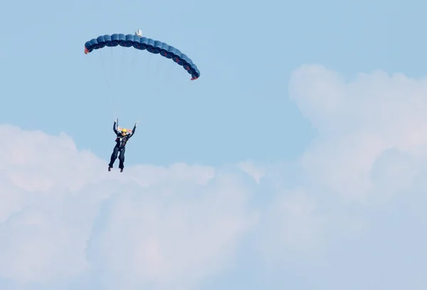 Himmelstaucher gegen Wolken mit hellblau geöffnetem Fallschirm - Text a — Stockfoto