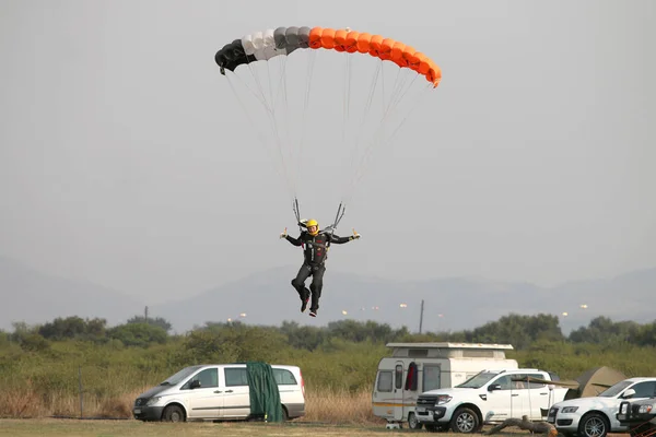 Mannelijke skydiver komen voor de landing op gras met open helder — Stockfoto