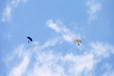 Renkli Paraşütler için gereken sırasındaki çember ile iki skydivers
