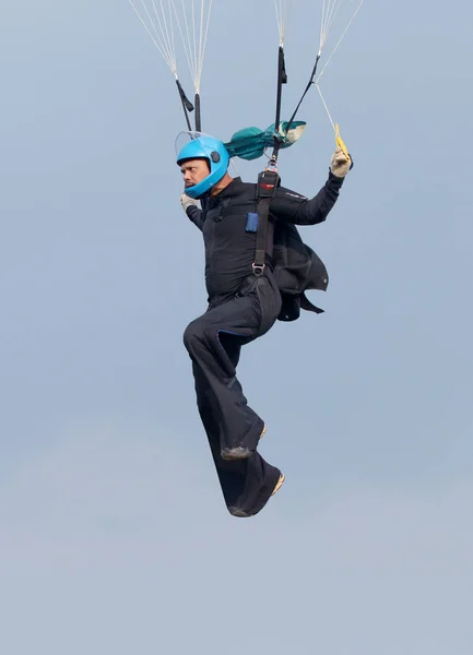 Skydiver appeso al paracadute messa a fuoco e mirare alla perfezione — Foto Stock