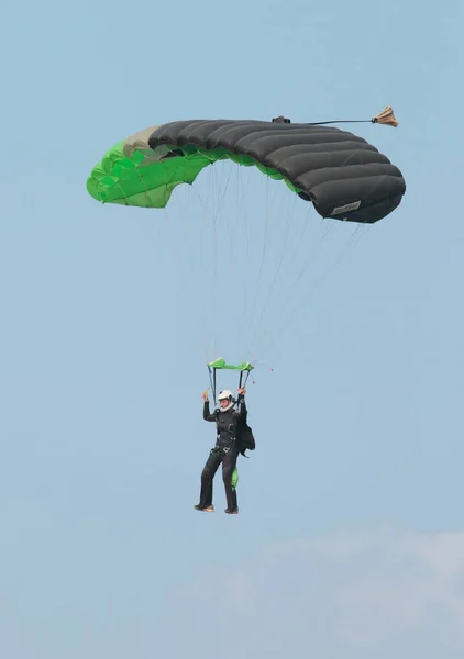 Ženské sky diver s pestrobarevnými otevřený padák plachtění i — Stock fotografie