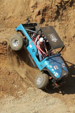 Mavi araba çok dik bırak sığınağın azalan.