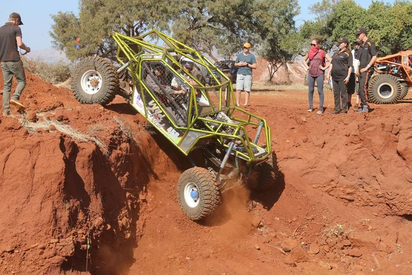 Coche enjaulado de rodillo verde metálico que desciende empinada caída en dugou — Foto de Stock