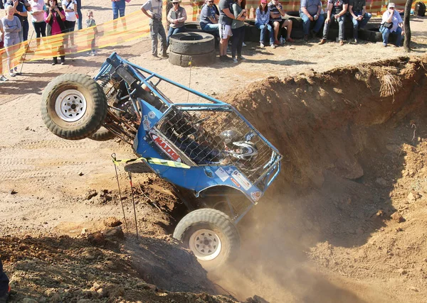 Auto blu dilagante fuori ripida scavata — Foto Stock